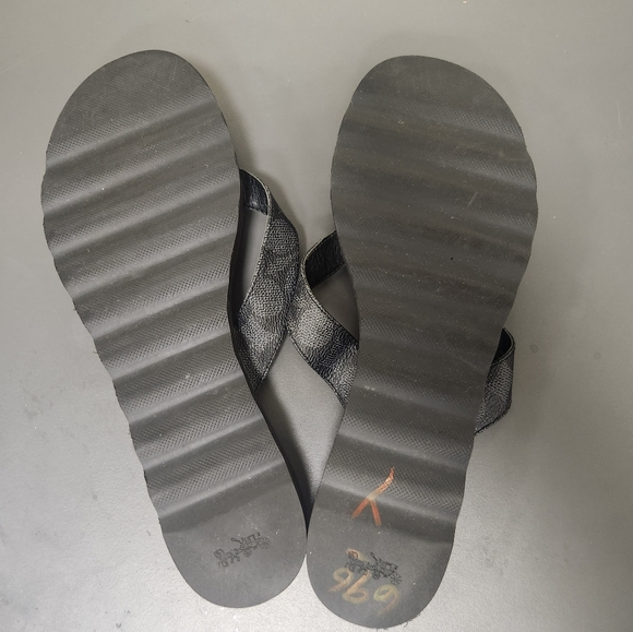 Coach Shelly Turn lock details Flip Flop Black Sz 39.5 - Picture 7 of 7